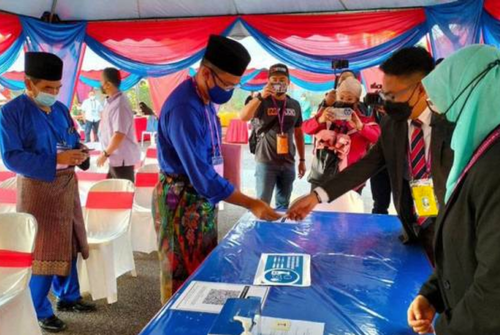 BN candidate Mohd Hairi Mad Shah, 38, with his proposer and supporter at the Larkin state seat nomination centre at 8.28am. (Source: BERNAMA)