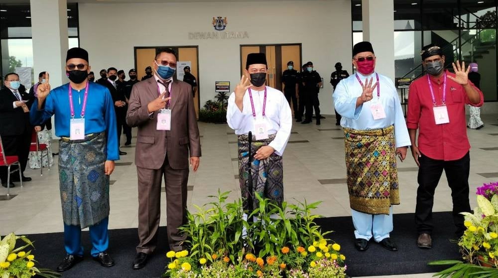 Kota Iskandar candidates; (from left) Pandak Ahmad (BN), Samsudin Ismail (PN), Dr Zaini Abu Bakar (Pejuang), Dzulkefly Ahmad (PH) and R. Arangkannal (Parti Sosialis Malaysia (PSM)). - BERNAMA