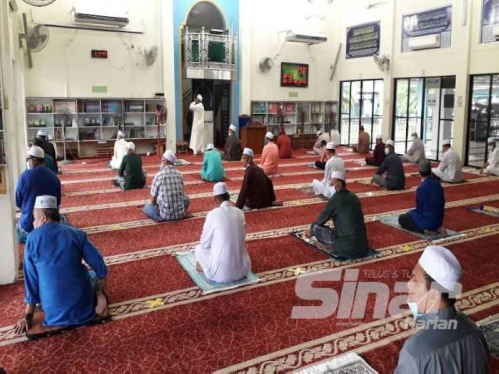 Jakim deputy director-general (Policy) Datuk Hakimah Mohd Yusoff says SOP for congregational prayers at mosques and suraus in other states remains the same.