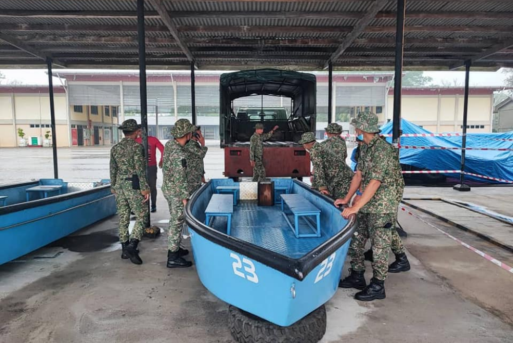 Ops Murni: The Eighth Malaysian Infantry Brigade preparing assets to help flood victims.(Source: Angkatan Tentera Malaysia FB) 