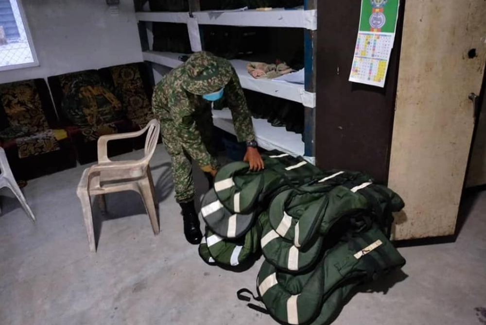 Ops Murni: The Eighth Malaysian Infantry Brigade preparing assets to help flood victims.(Source: Angkatan Tentera Malaysia FB) 