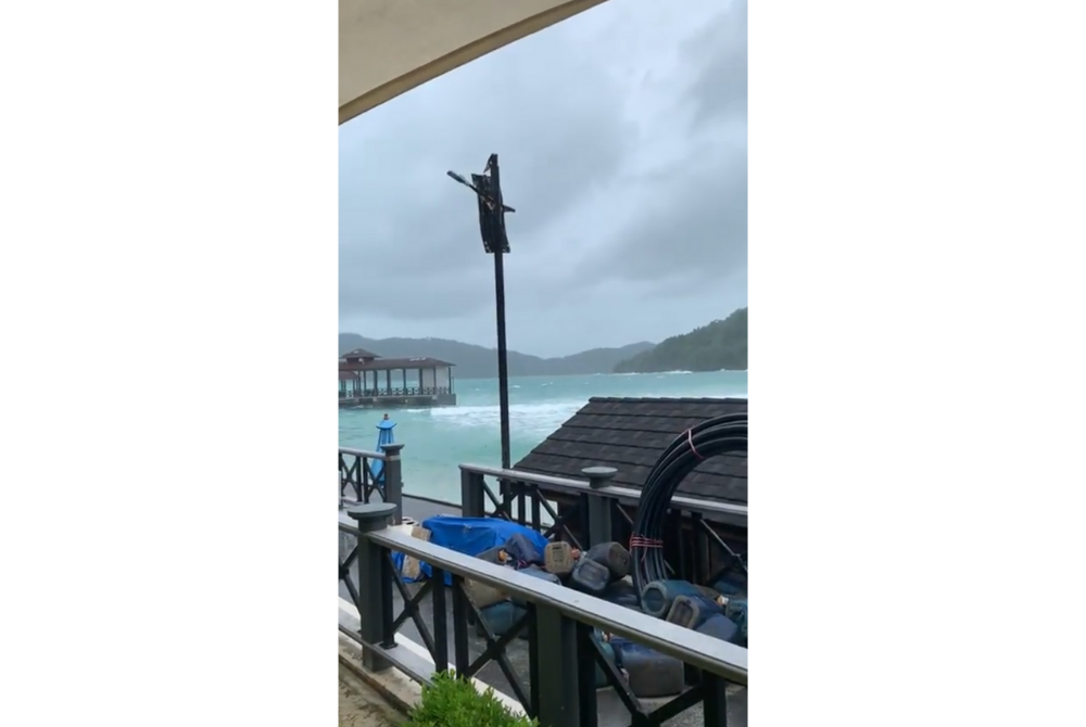Amirul Azim posted a video on Twitter that illustrates the flash floods in Pulau Perhentian happening in real time. The video was taken on Friday at 5pm, and uploaded onto his Twitter account (@amigul) the same day.