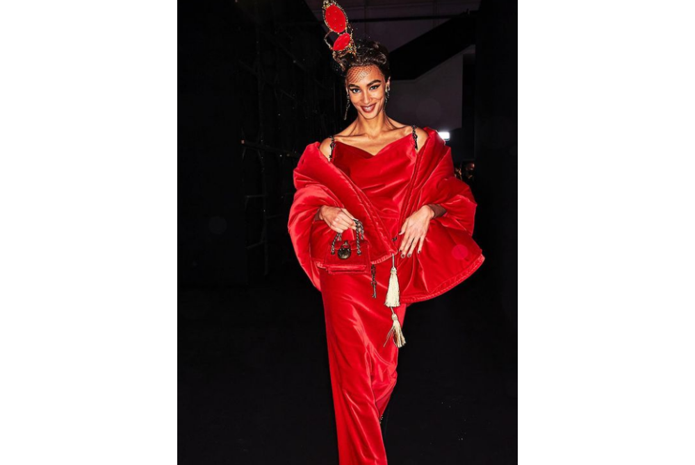 Another model sporting a mini chair on her head to complete the 