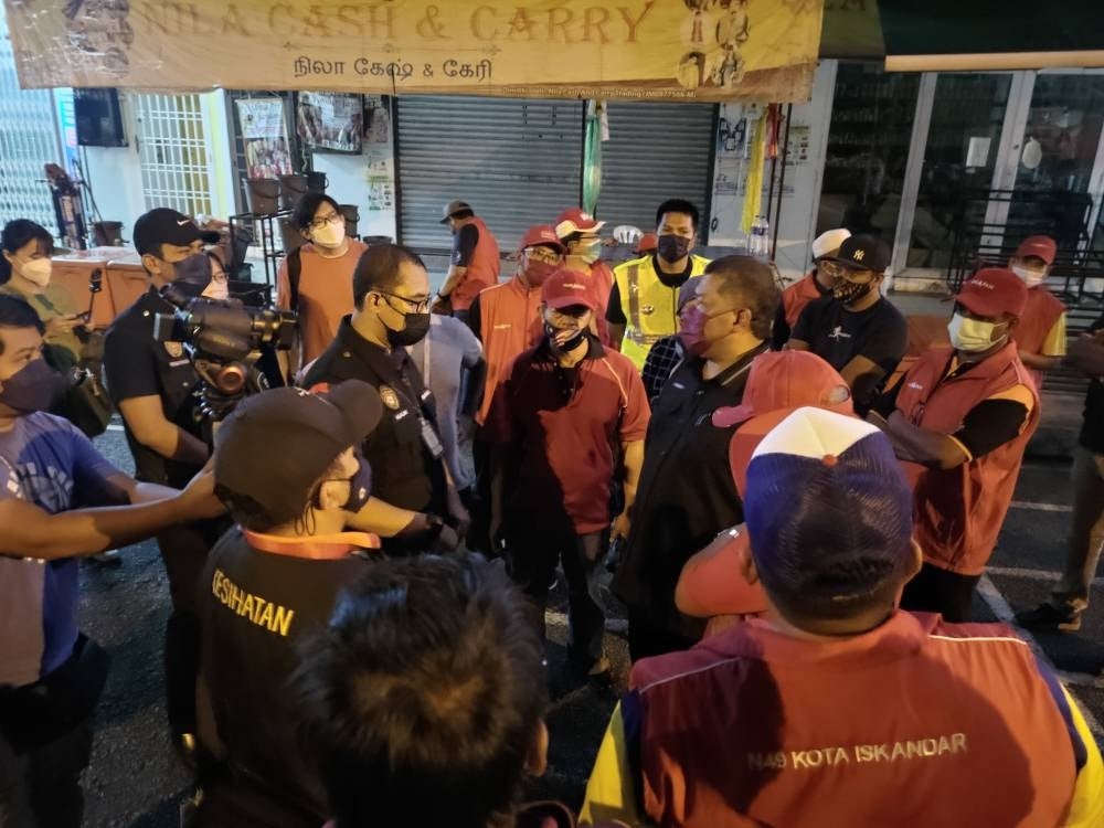 Dzulkefly Ahmad (centre right) tried to rationalise with health authorities on the fines however were unsuccessful.- Photo Sinar Daily