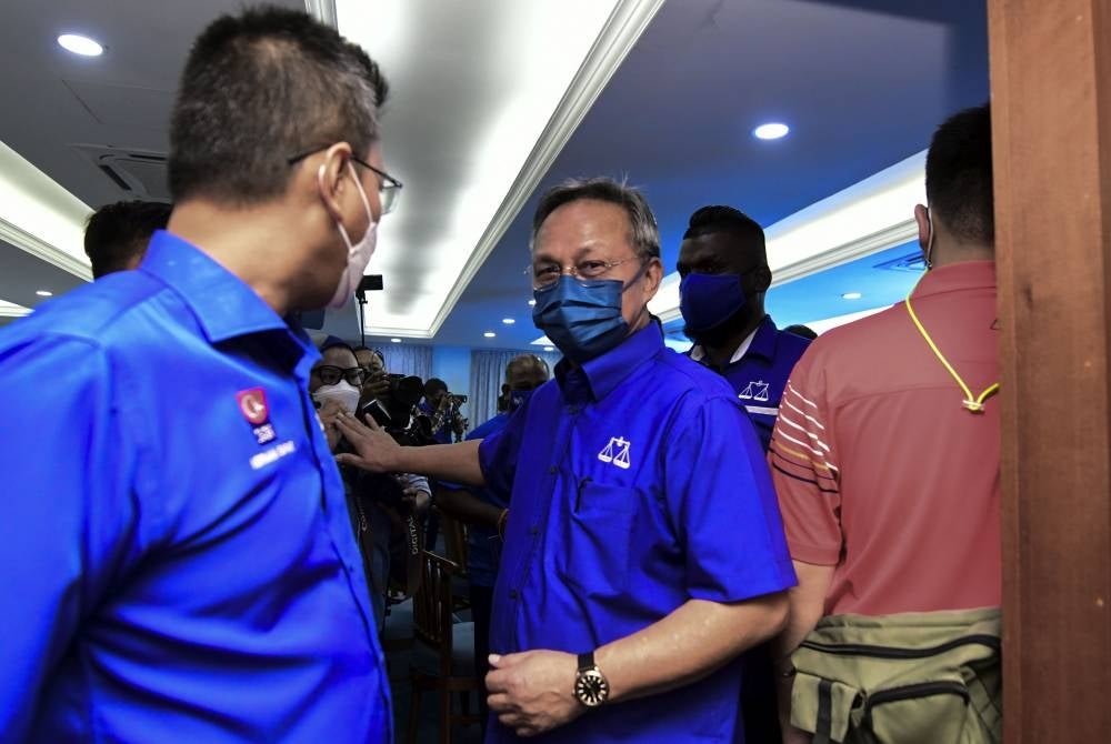 Johor caretaker MB Hasni Mohammad seems set to have an easy fight in Benut but will multi-corner fights be a danger to his chances. - Bernama Photo.