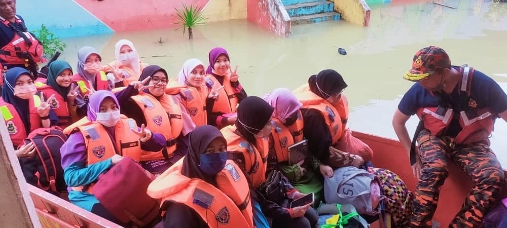 Some of the form five students who stayed in Sekolah Menengah Imtiaz and Sekolah Menengah Agama (SMA) Mahmudiah hostels in Kuala Berang transferred to temporary evacuation centres 