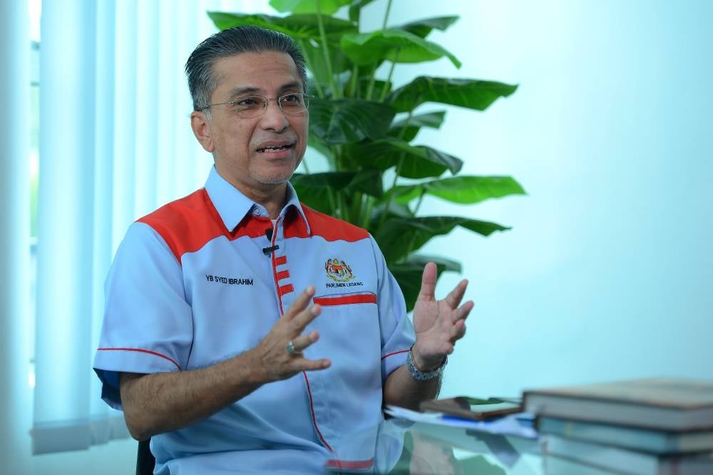 Syed Ibrahim during the interview session at the Pusat Khidmat Rakyat Parlimen Ledang recently. (Photo by MOHD HALIM ABDUL WAHID)