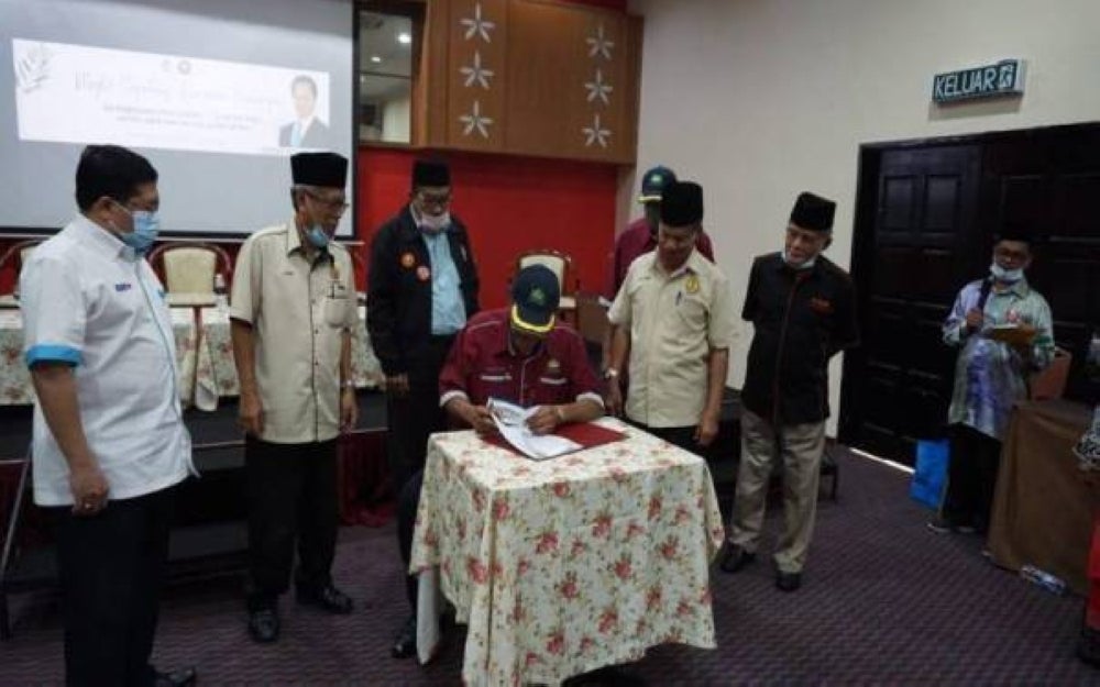 The Malay Consumers Association of Malaysia (PPMM) and the 1Malaysia Government Pensioners Club (Kupekmas) sign Memorandum of Understanding (MOU) at Seri Malaysia Hotel in Alor Setar, Kedah, on Monday.