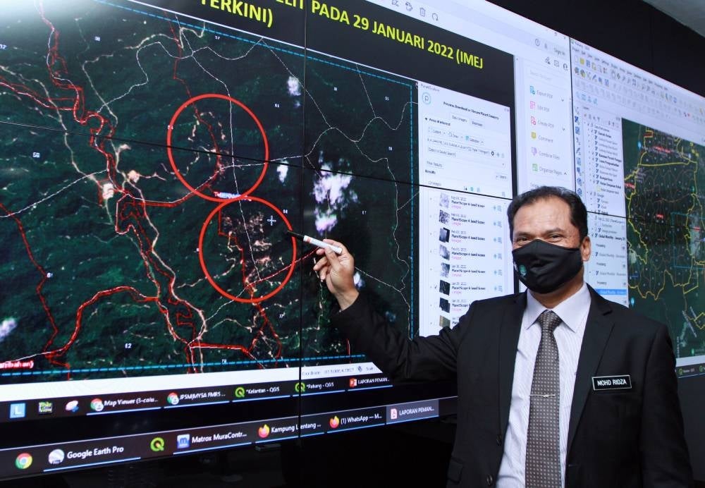 Mohd Ridza showing satellite images used by the department to monitor forest reserves and encroachment hotspots. (Photo by ROSLI TALIB)