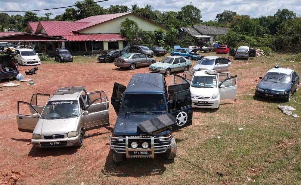 Vehicles which were previously submerged in floodwaters in Kampung Lubok Gong, Rantau Panjang. - BERNAMA