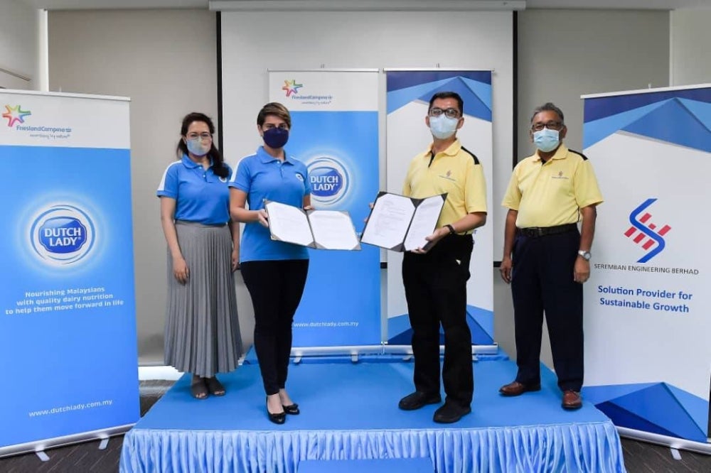 Dutch Lady Milk Industries Bhd (DLMI) Ramjeet Kaur Virik (second left) with representatives from Negeri Sembilan's Seremban Engineering 