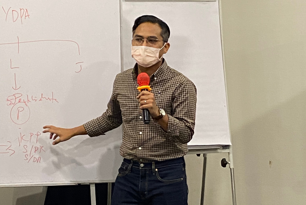 REFORM's executive director Idzuafi Hadi calls for a reintroduction of the Parliamentary Services Act to ensure separation of powers. 