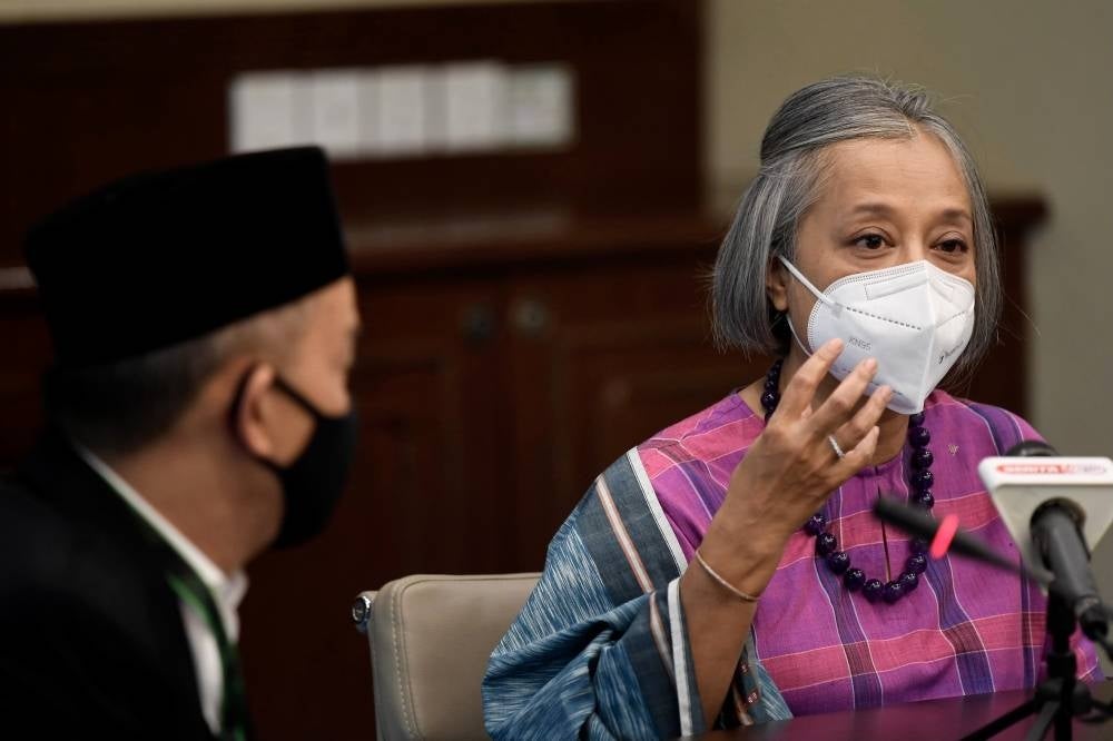 Yayasan Tenun Pahang Diraja trustee Datin Tengku Marina Tengku Ibrahim during a press conference on 'London Craft Week' at Rumah Kelab, Istana Negara, today. Pahang State Museum Corporation director Datuk Ahmad Farid Abd Jalal was also present. - BERNAMA