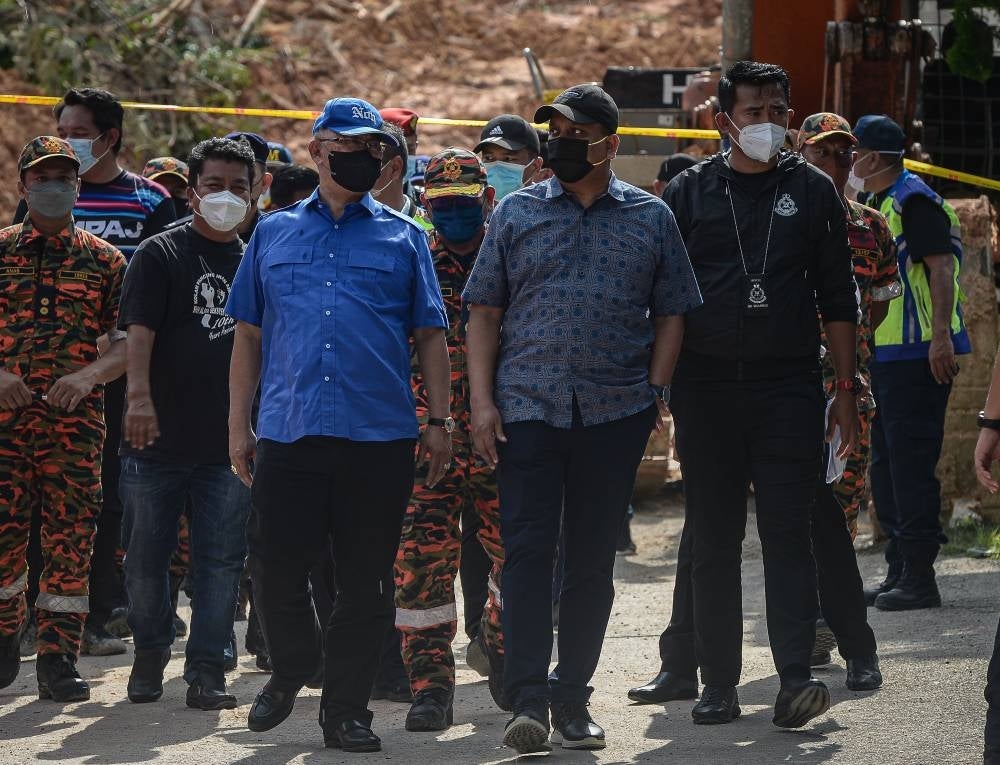 Housing and Local Government Minister Datuk Seri Reezal Merican Naina Merican (two, right) and Entrepreneur Development and Cooperatives Minister Tan Sri Noh Omar (three, right) inspecting the landslide site at Taman Bukit Permai 2, Ampang, here today. -BERNAMA