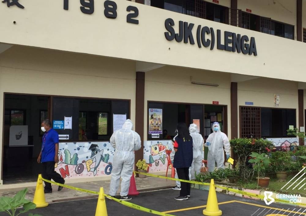 Sanitisation process at SJK (C) Lenga, Pagoh voting centre.- BERNAMA