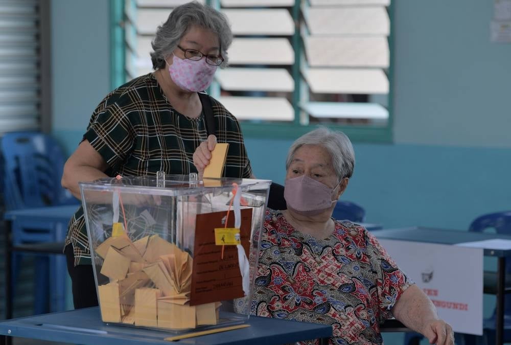 Senior citizens casting their votes at the polling centre at Sekolah Kebangsaan 1 Larkin, today. - BERNAMA