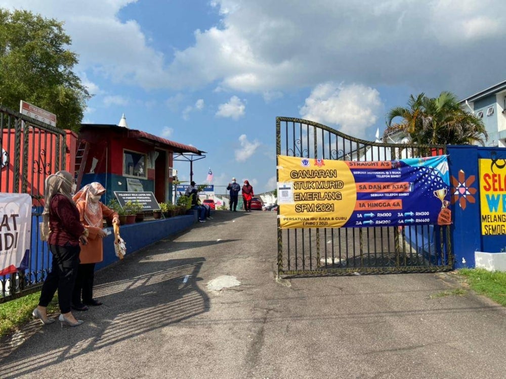 SMK St Joseph (B) in Larkin Jaya, Johor Bahru was empty at 4pm, two hours prior to the polls closing. - Sinar Daily Photo.