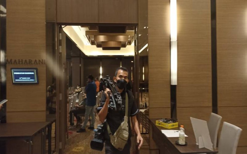 The reporters started leaving the PN Command Center after none of the PN leaders and candidates showed up.