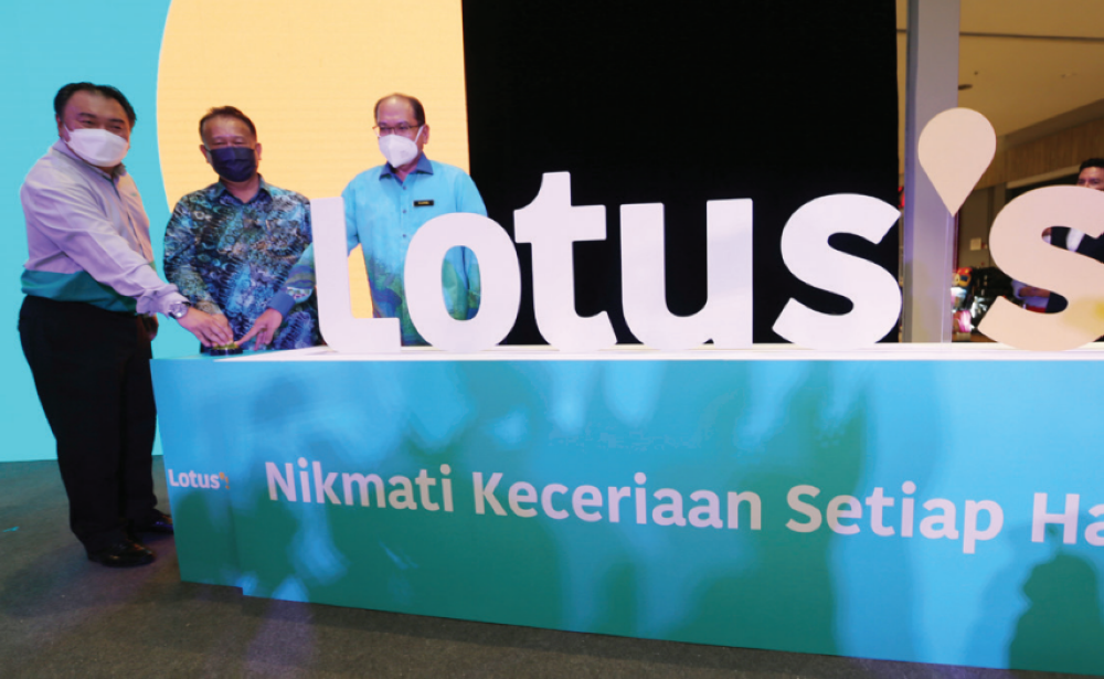 Lotus’s Malaysia preside, Kenneth Chuah, Domestic Trade and Consumer Affairs Minister Datuk Alexander Nanta Linggi and Domestic Trade and Consumer Affairs Ministry secretary-general Datuk Seri Hasnol Zam Zam Ahmad at the event held at Lotus's Ampang branch. 