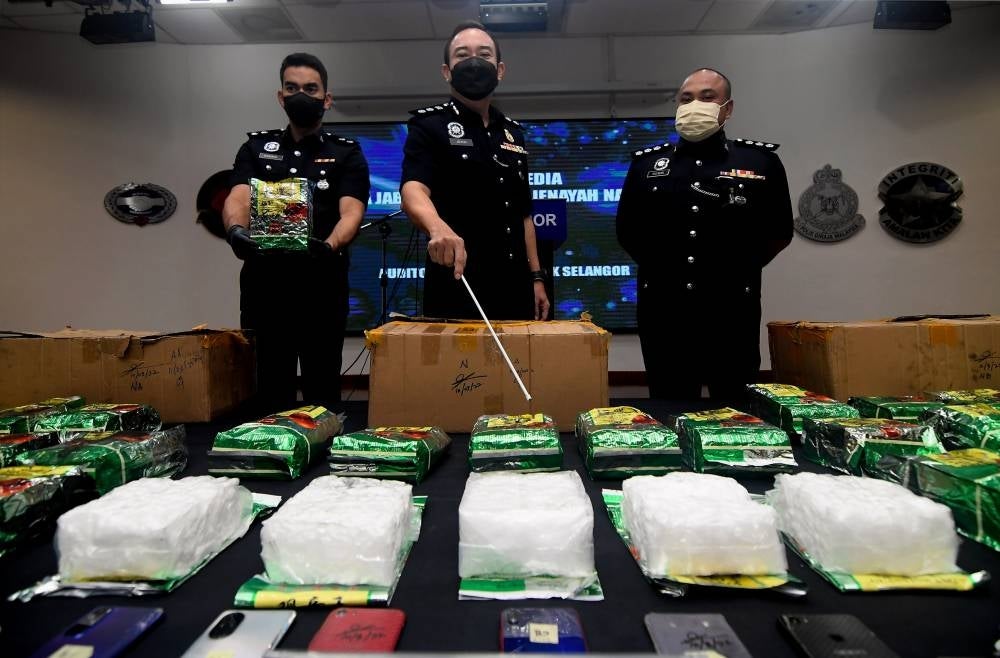 Selangor Narcotics Criminal Investigation Department (CID) chief ACP Ahmad Jefferi Abdullah (middle) showing some of the drugs seized during a raid in Bandar Saujana Putra, Jenjarom, at the Selangor Contingent Police Headquarters. - BERNAMA