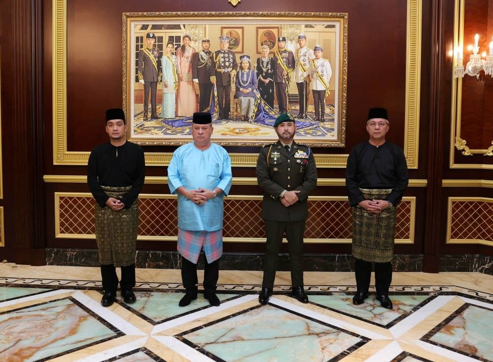 Sultan of Johor Sultan Ibrahim Almarhum Sultan Iskandar (two, left) and Tunku Mahkota Johor Tunku Ismail Sultan Ibrahim (two, right) with newly appointed Johor Menteri Besar Datuk Onn Hafiz Ghazi (left) and Johor Barisan Nasional chairman Datuk Hasni Mohammad after the presentation of the Appointment Letter and Declaration of the Appointment of Johor Menteri Besar at Balai Mengadap (Audience Hall), Istana Bukit Serene, Johor Bahru. - BERNAMA