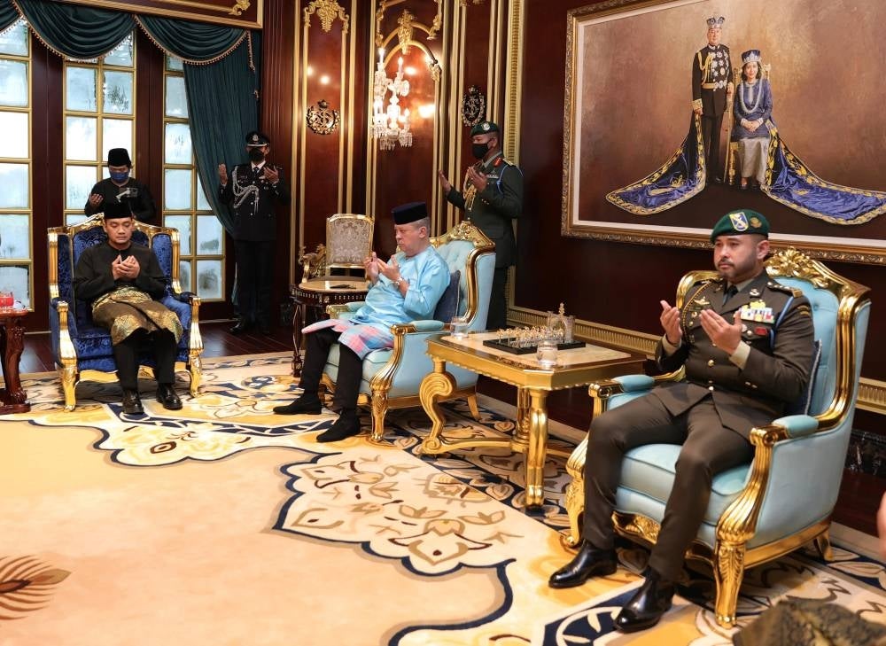 Johor Sultan Ibrahim Almarhum Sultan Iskandar (centre) and the Crown Prince of Johor Tunku Ismail Sultan Ibrahim (right) during the swearing-in ceremony of the state's new Menteri Besar, Onn Hafiz Ghazi (left). - Bernama Photo
