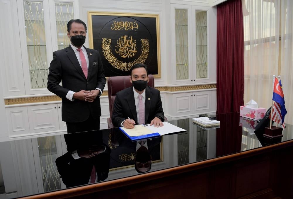 Onn Hafiz Ghazi clocks in for the first day as Johor Menteri Besar. - Bernama Photo