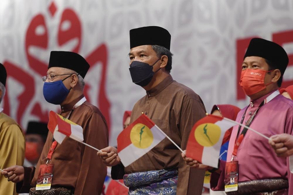 Umno VP Datuk Seri Ismail Sabri Yaakob with Umno deputy president Datuk Seri Mohamad Hassan wavings their flags during the launch of the party's Wanita, Youth and Puteri Wings. Also seen in the picture is Umno secretary-general Datuk Seri Ahmad Maslan. (Source: BERNAMA)