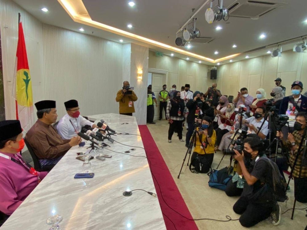 Tok Mat (centre) with Umno secretary-general Datuk Seri Ahmad Maslan (left) and Umno Youth Chief Datuk Asyraf Wajdi (right). (Pix by Nurul Huda) 