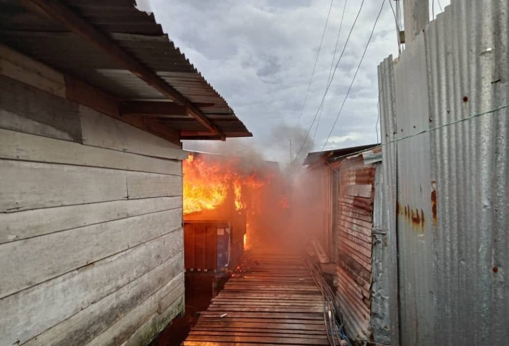 500 squatter homes were destroyed in a fire at Jalan Apas Kampung Kurnia Jaya, Batu 4, on Thursday evening.