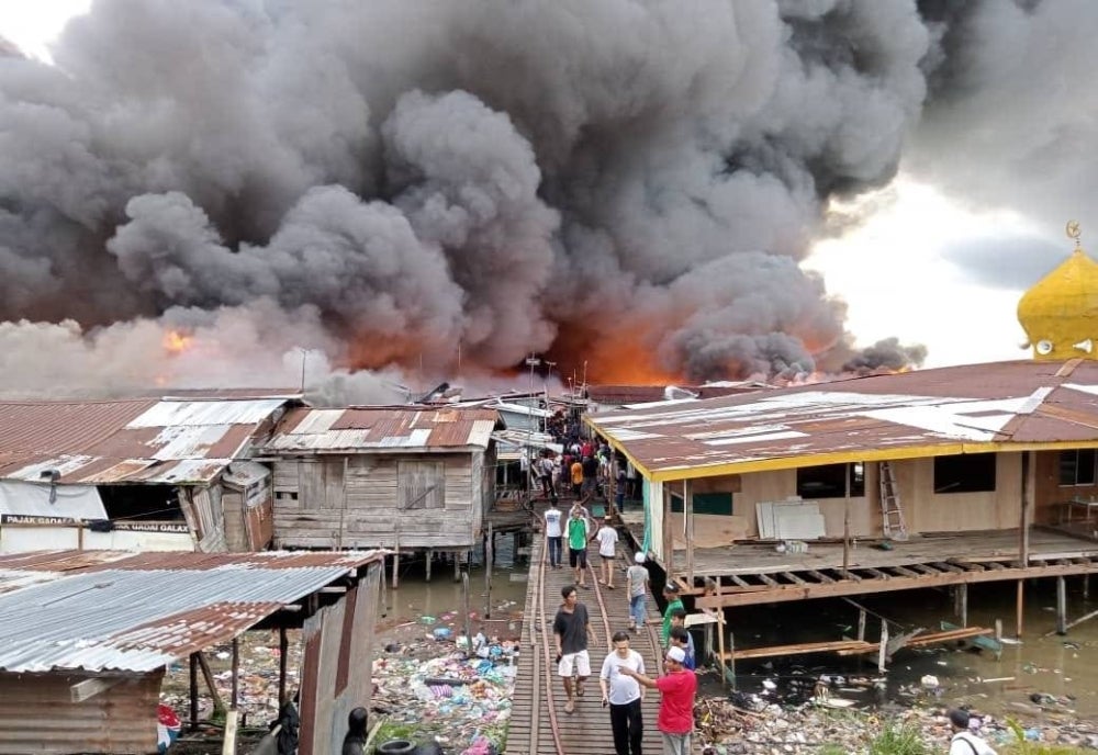 500 squatter homes were destroyed in a fire at Jalan Apas Kampung Kurnia Jaya, Batu 4, on Thursday evening.