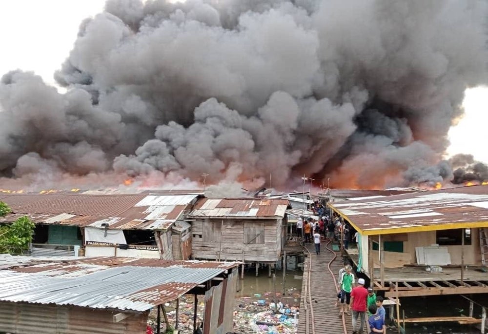 At least 500 squatter homes were destroyed in a fire at Jalan Apas Kampung Kurnia Jaya, Batu 4, on Thursday evening.