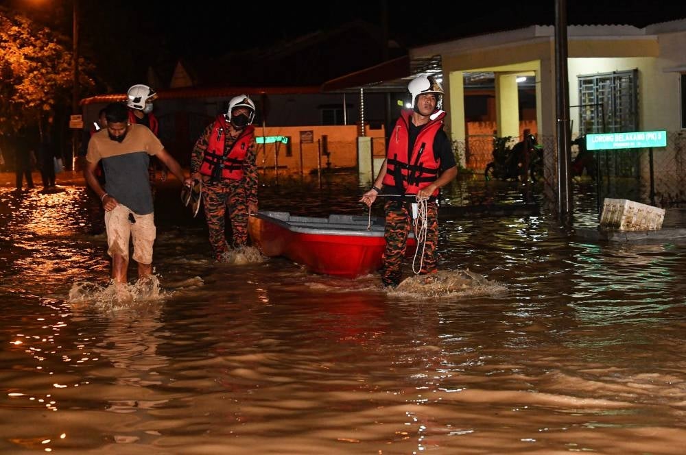 Wet weather continues to batter Malaysia leaving with many states facing flash floods, displacing thousands and damaging properties in the untold millions. - Bernama Photo