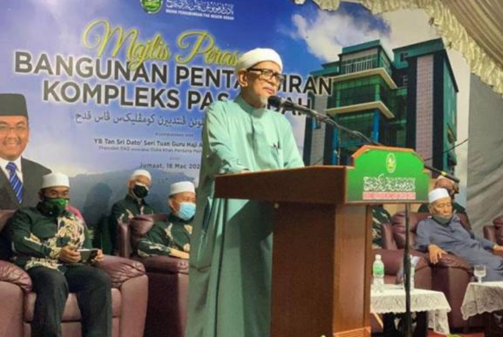 Abdul Hadi officiated the Kedah Pass Complex Administration Building in Kota Sarang Semut, Alor Setar, yesterday. - Photo by Astro AWANI