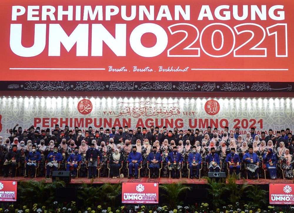 Umno president Datuk Seri Dr Ahmad Zahid Hamidi (centre) takes group photo with Umno members at the Umno general assembly. - BERRNAMA