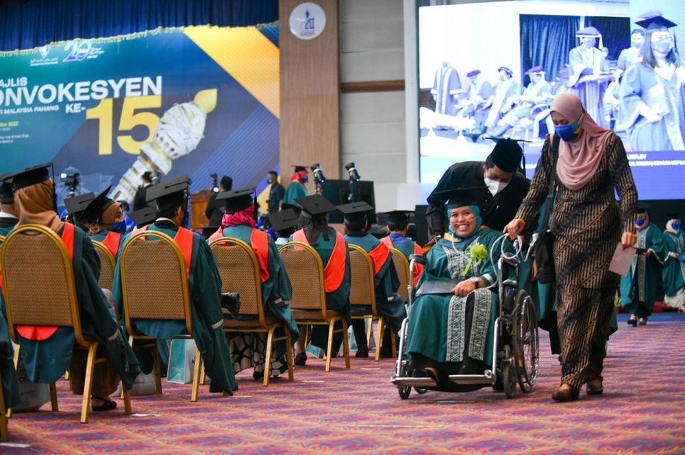 Juliza proves that her illnes is not a barrier for her to fight for a degree.