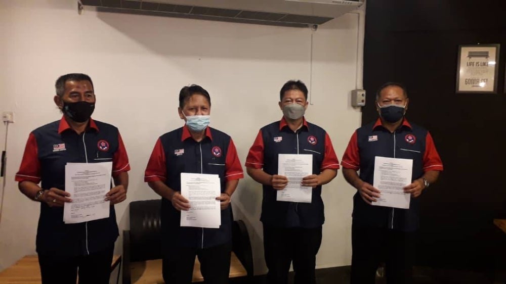 Saifulanuar (right) with Jemale (second from left) showed the club's press statement tho the media on Sunday. (Sinar's Pix)