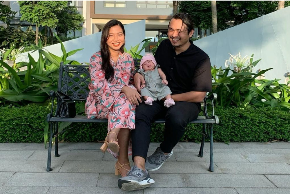 Nurul Atika Azmi and Mohamad Amir Afiq Juri with their daughter Dian Emara. 
