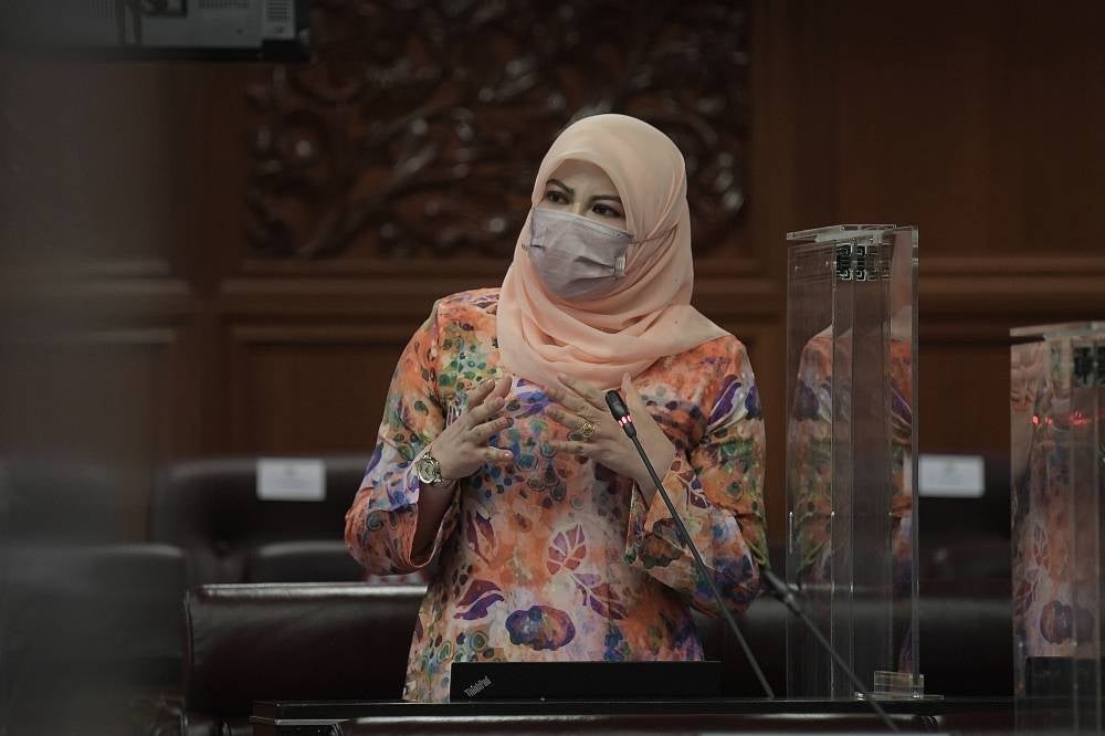 Rina speaking during the Dewan Rakyat session yesterday. (Source: BERNAMA)