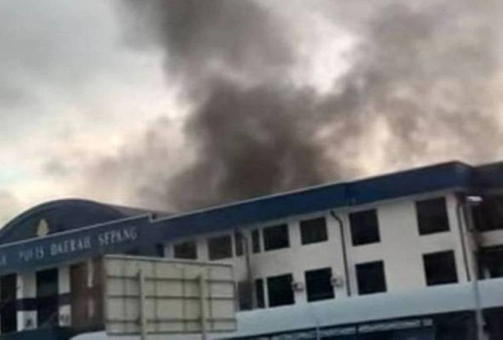  A fire broke out at first floor of the Sepang district police headquarters (IPD), yesterday.