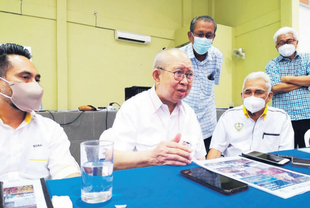  Tengku Razaleigh (center) during the press conference after officiating the 9th Annual General Meeting (AGM) of Gagasan Melayu Perak (GMP) at the Ipoh City Council (MBI) hall on Saturday.

