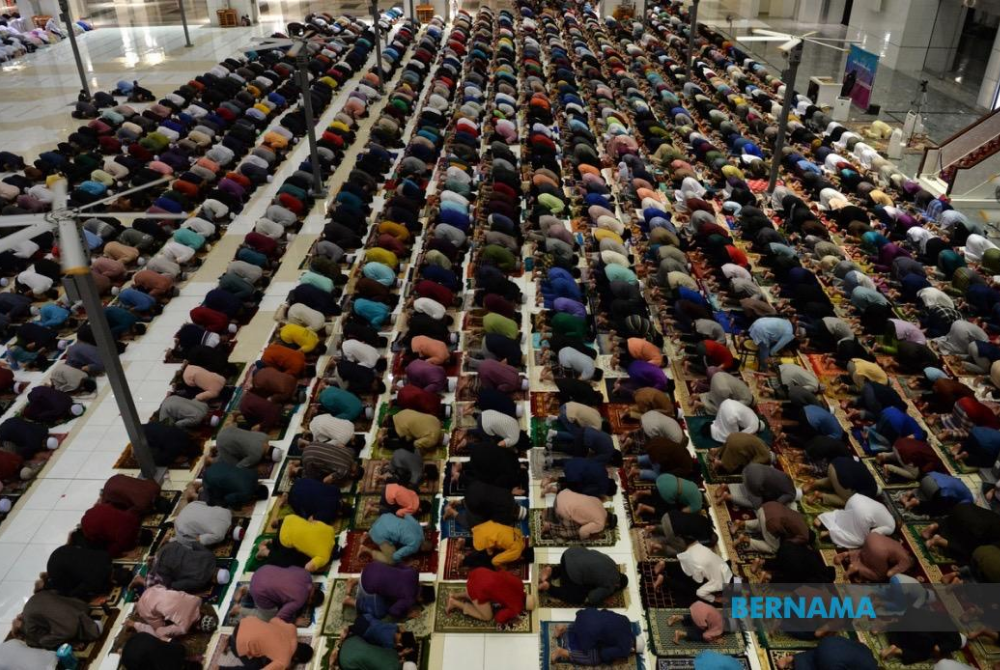 Congregational tarawih prayer was conducted without physical distancing - (Source: BERNAMA)