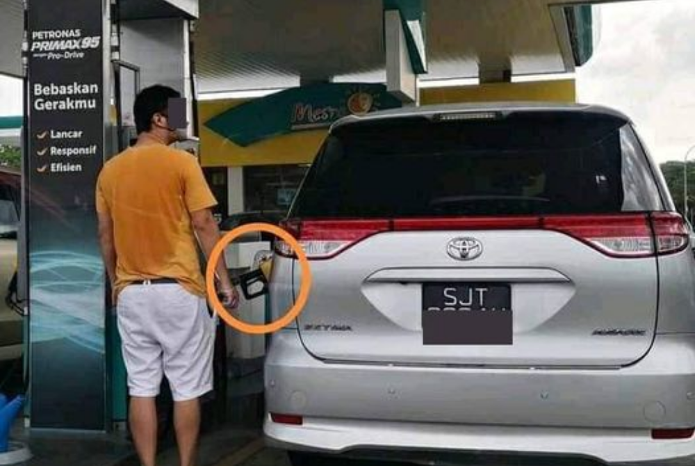 The viral photo of a Singaporean vehicle pumping RON95 at a local petrol station.- Photo source: Najib Razak's Facebook page.