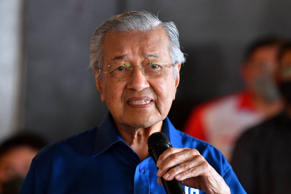 Tun Dr Mahathir Mohamad giving a speech Persatuan Perniagaan dan Perindustrian Cina, Kluang di Pitt Station, Ayer Hitam during the Johor state election in March. (Source: BERNAMA)
--fotoBERNAMA (2022) HAK CIPTA TERPELIHARA