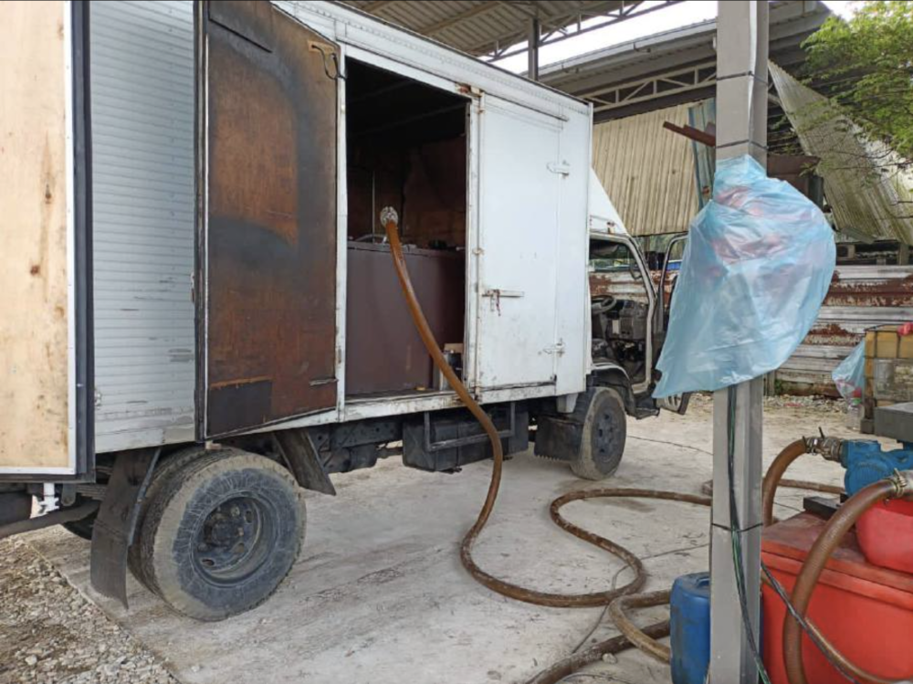 GOF Battalion 5 commanding officer Supt Dimin Awang said the suspects aged between 34 and 42, who included two foreigners, were picked up at 2pm from a building at Jalan No 11, Jalan Perak, Taman Wawasan. - Photo courtesy of GOF