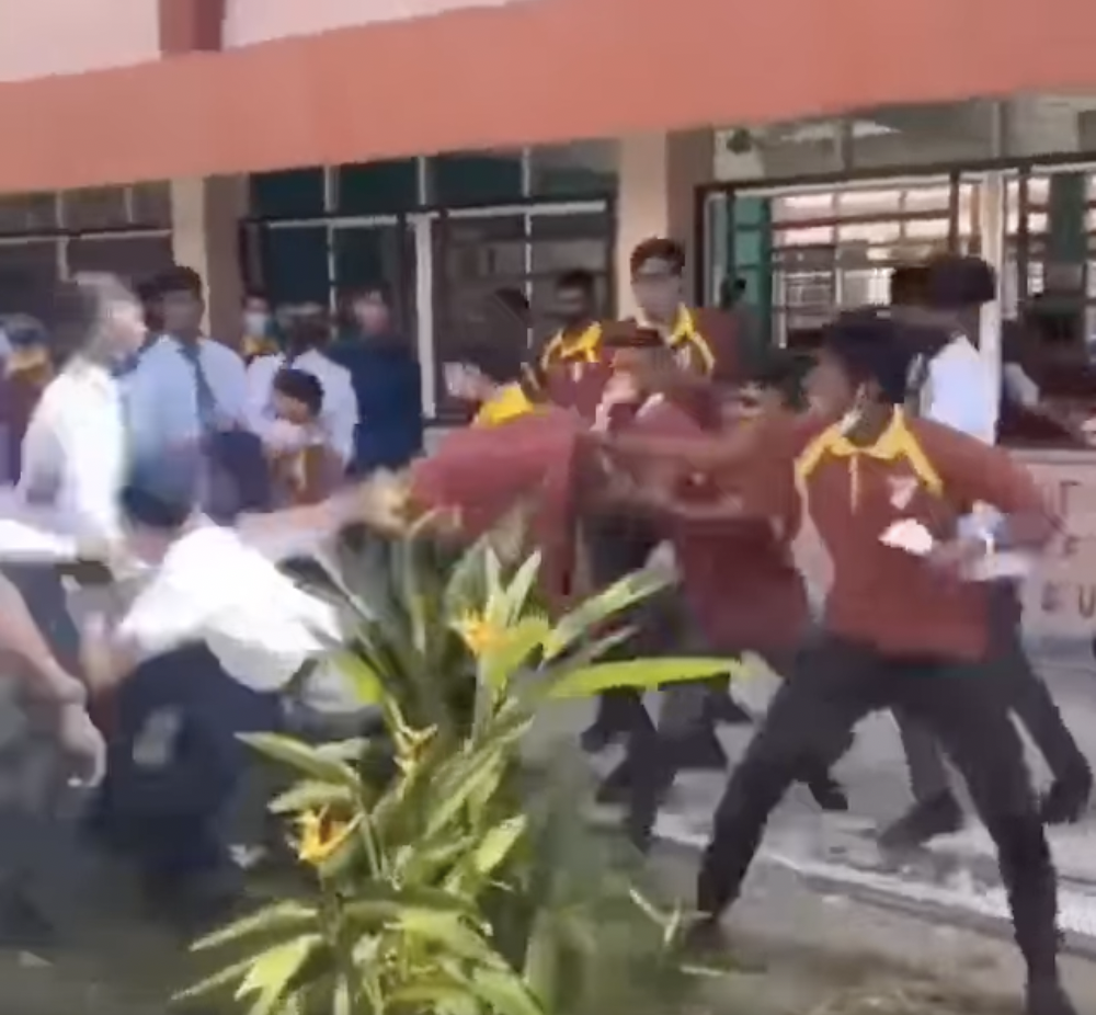 A screen grab of the video on the fight between two groups of students at Sekolah Menengah Kebangsaan (SMK) Sungai Pelek in Sepang on April 7, 2022, which went viral on social media. - Photo source: Facebook