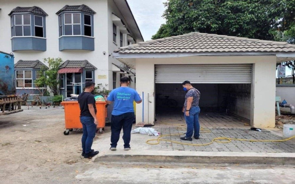 The body of a baby boy was found in a dumpster at a condominium in Bandar Baru Klang here. (Source: BERNAMA)