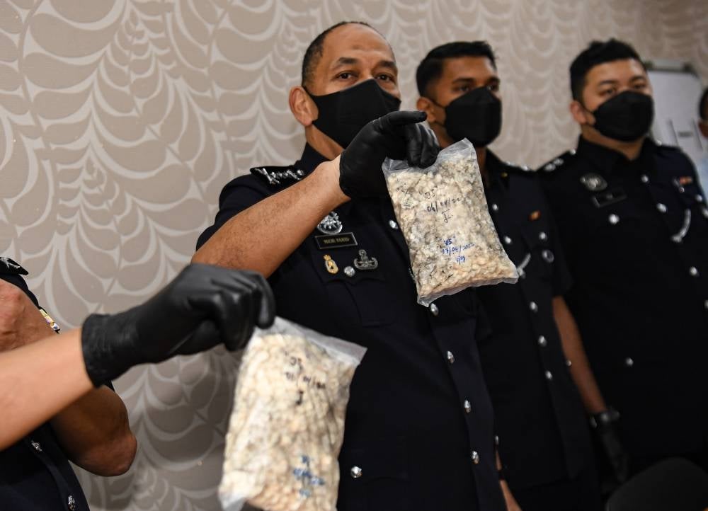 Perak police chief Datuk Mior Faridalathrash Wahid showing the packets of drugs during a press conference at the Perak Contingent Police Headquarters, today. - BERNAMA