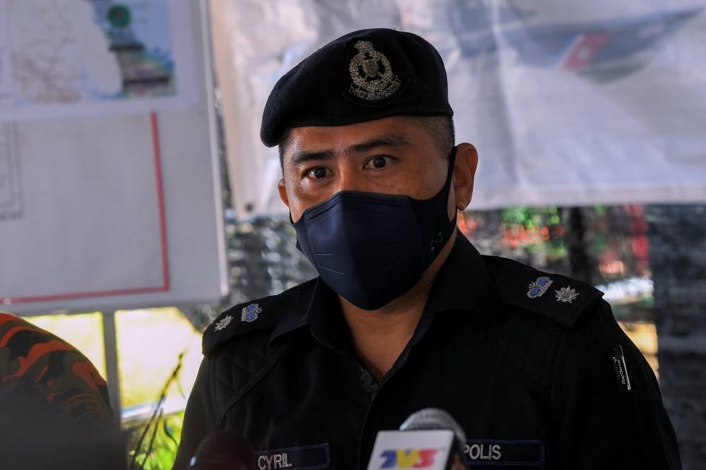 Mersing district police chief Supt Cyril Edward Nuing said the search and rescue (SAR) operation for the 14-year-old Dutch diver Nathen Renze Chesters who went missing in the waters of Pulau Tokong Sanggol last Wednesday has been called off at 1.30 pm today as the diver is believed to be in Indonesian waters. - Bernama Photo