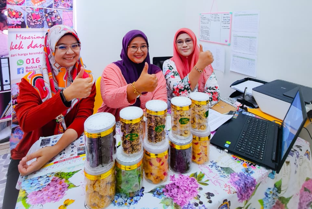 Rossa Kitchen founder, Rosmanisa Mat Desa with her production team.